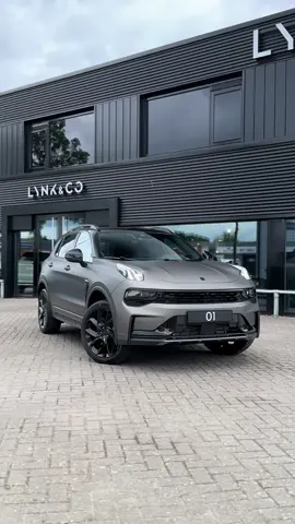 Deze Lynk & Co 01 Business Edition in matte Charcoal Black is echt next level. 🔥 Het panoramisch schuif-/kanteldak laat je volop genieten van de zon, terwijl het Infinity premium geluidssysteem jouw favoriete muziek perfect laat klinken.  Plug-in hybride, dus krachtig én duurzaam. Het beste? Hij is te koop bij onze vestiging in Tiel. Kom ‘m snel bekijken! #LynkCo #Lynkco01 #cartok #cargoals #carwrap 