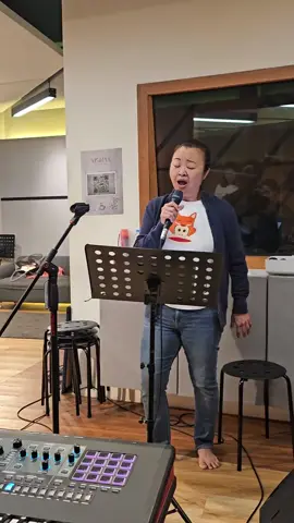 周杰伦 (Feat.费玉清) : 千里之外  นี่ก็ซ้อมร้องครั้งแรกในชีวิต...ใครเคยฟังเพลงนี้บ้างคะ? #เพลงจีน #เจนนิเฟอร์ คิ้ม #Jay Chou