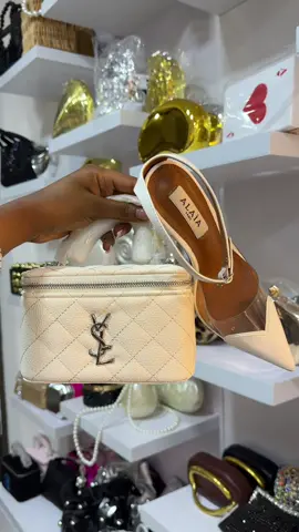 White combo . ☎️:0776625854 📍Kyato complex after equatorial mall . Shop no:B4-23 .  #whitecombination #whiteclutch #whiteheels #uniqueclutchbag #elegantclutchbag #clutchbagsinuganda #uniquebagsinuganda #bagsinkampala #bagsinuganda #inezaluxurycollection #fyp 