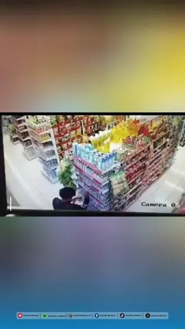 Rekaman CCTV yang memperlihatkan aksi seorang pemuda membuka tutup botol air mineral dalam kemasan di rak minimarket viral di media sosial. Belum jelas apa tujuan dari aksi tersebut. Banyak warganet berspekulasi bahwa pemuda itu sedang mencari hadiah dari program promosi yang diselenggarakan oleh salah satu merek air mineral. Hingga saat ini, lokasi pasti kejadian belum diketahui. Pihak minimarket maupun produsen air mineral terkait juga belum memberikan pernyataan resmi. Share info peristiwa terkini kirim melalui DM #radarbekasi #harianradarbekasi #beritabekasi #Aksi #AirMineral 
