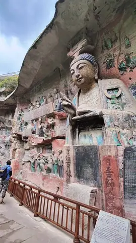 Tượng khắc đá ở Đại Túc mang đậm “tính nhân văn”, các bức tượng nơi đây thực sự tràn đầy màu sắc đời sống – đề tài Phật giáo trở thành hiện thực, thiên đình hóa thành nhà cửa dân gian, rộn ràng náo nhiệt, lại chứa đựng những lời răn dạy thấm đẫm nhân, nghĩa, thiện, hiếu.#khamphatrungquoc #china #dulichtrungquoc #travel #LearnOnTikTok #viral #xuhuong 