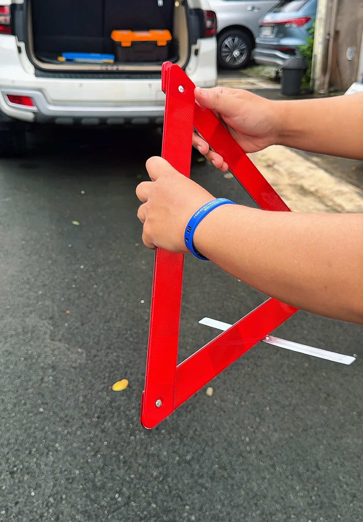 Mandatory Requirement ito sa Pinas para sa safety ng mga car owners, make sure na meron ka nito sa sasakyan mo para safe ka at hindi magmulta! #cartools #caraccessories #carsafety #earlywarningdevice #caraccident 