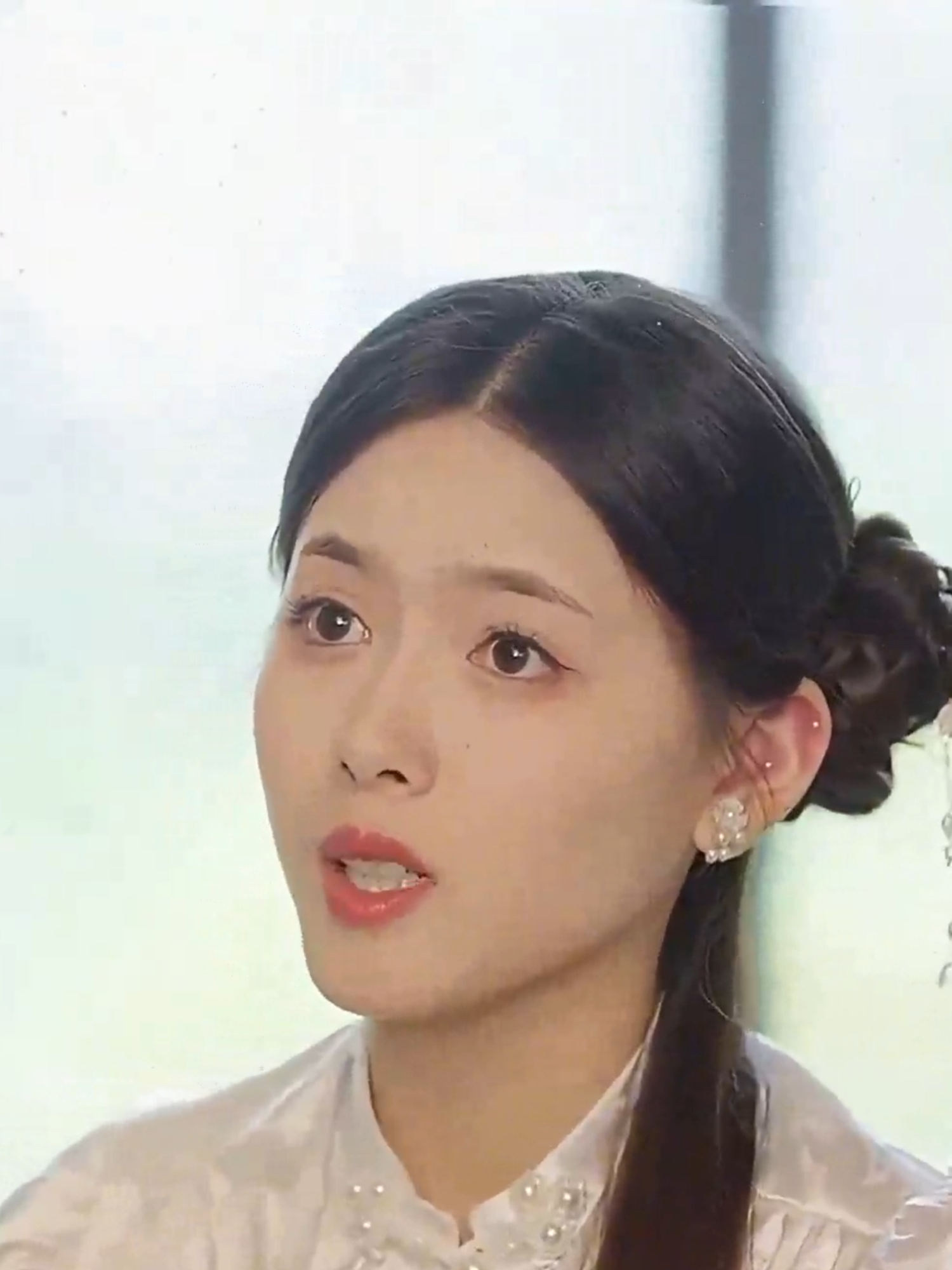 The man sees his girlfriend hugging another man, so he chooses to leave. #shortdrama #movie