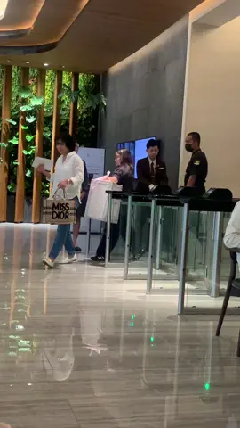 อ๊ากกก พี่หลิงน้องออม ออกมาแล้วว สวยแพคคู่เลยค้าบบ@ออมออมเอง:^D @Lingling Kwong #lingorm #หลิงออม 