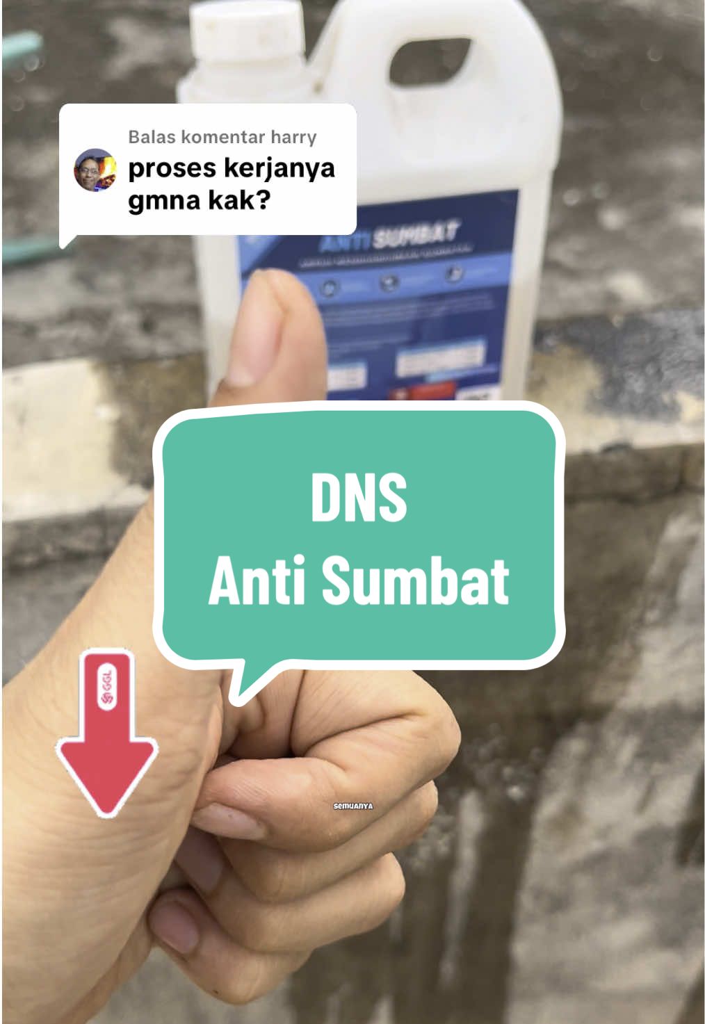 Membalas @harry WC mampet atau saluran air tersumbat bukan hanya bikin kesal, tapi juga bisa menyebabkan bau tidak sedap dan bakteri berkembang. Penyebab tersumbat biasanya berasal dari tisu, rambut, lemak, sisa makanan, hingga kerak sabun yang menumpuk di dalam pipa. Solusi praktis? Gunakan DNS Anti Sumbat! Dengan formula kimia aktif berbahan dasar alkali, DNS mampu: 	•	Menguraikan lemak, rambut, dan kotoran yang mengeras di pipa. 	•	Bekerja cepat hanya dalam hitungan menit tanpa perlu bongkar pipa. 	•	Aman untuk pipa PVC & besi, tidak merusak saluran. 	•	Menghilangkan bau tidak sedap dari saluran pembuangan. Cara pakai: Tuang DNS Anti Sumbat secukupnya, diamkan 20–30 menit, lalu siram dengan air biasa. Gunakan secara rutin 1-2 kali sebulan untuk pencegahan. DNS Anti Sumbat, solusi pelancar WC, wastafel, kamar mandi, dan saluran dapur yang mampet. Praktis, efektif, dan hemat biaya panggil tukang! Klik keranjang kuning ! #DNSAntiSumbat #CairanPelancarWC #SolusiWC #PembersihSaluranAir #DNSPembersihWC