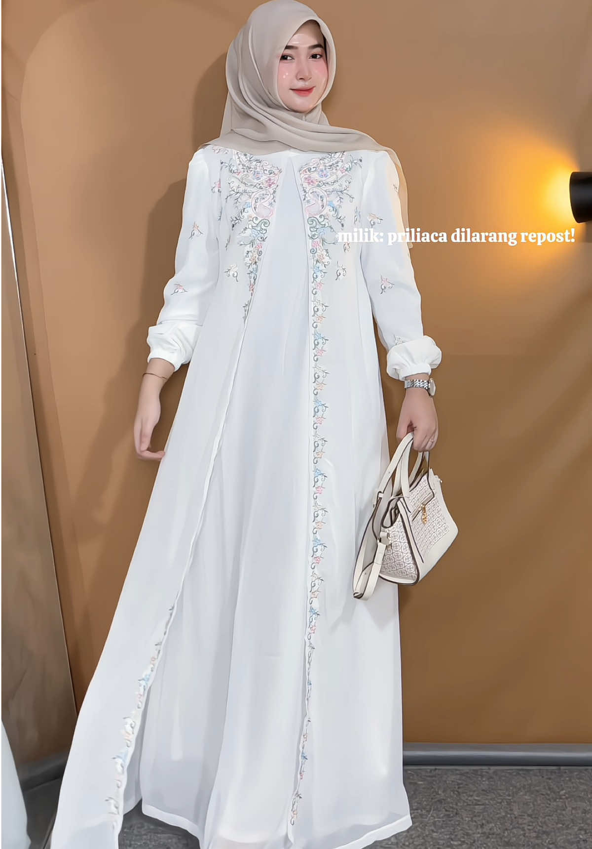 Dress putihnya cantik dan elegant bgttt🤍✨ #gamisputih #gamiselegan #dressputih #dresshijab #gamislebaran 