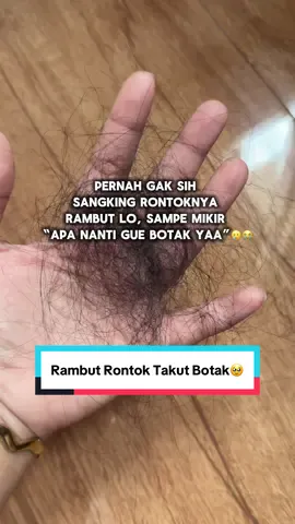 Nangisin ini tiap hari sampe gak berani nyisir💔 yg lagi di fase ini coba deh pake rangkaian yg ada ginsengnya sama minum vitamin D juga yah🤗 semangattt!!! #hairfall #rambutrontok #haircare #natur #naturhaircare 