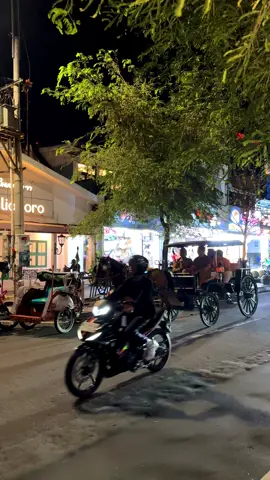 Punya kenangan apa di Malioboro  Yuk agendakan liburan bersama kami  ➡️ Sewa mobil dan driver Jogja  ➡️ Paket wisata Jogja  ➡️ Private trip ➡️ Perjalanan dinas #sewamobiljogja #wisatajogja #paketwisatajogja #jogja #malioboro 