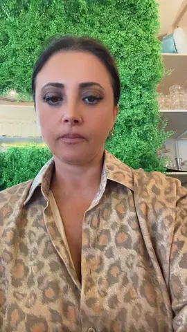 Diritti delle persone autistiche: cosa prevede la legge Per tutelare davvero le persone nello spettro autistico, è fondamentale conoscere le leggi che garantiscono loro assistenza, integrazione e inclusione. Tra queste, la Legge 104/1992 rappresenta un punto di riferimento: attraverso il riconoscimento dell’handicap, distingue tra una condizione semplice (art. 3, comma 1) e una condizione con connotazione di gravità (art. 3, comma 3), quest’ultima aprendo l’accesso a tutele più ampie. La diagnosi rilasciata da strutture pubbliche, come il medico curante o il neuropsichiatra infantile, è un passaggio cruciale per accedere ai diritti previsti. Anche il riconoscimento dell’invalidità civile è importante, poiché valuta l’impatto della condizione sulla vita quotidiana, tenendo conto dell’età e delle necessità individuali. Le linee guida nazionali incoraggiano diagnosi precoci e progetti di intervento personalizzati, mirati a integrare i servizi sanitari, educativi e sociali. Tuttavia, l’accesso concreto ai servizi resta purtroppo disomogeneo in molte realtà territoriali, lasciando troppe famiglie da sole nella gestione quotidiana. Con la Legge 134/2015, lo Stato ha introdotto misure volte a rafforzare diagnosi, cura e abilitazione per le persone autistiche, offrendo anche sostegno alle famiglie. Questa normativa si collega direttamente alla Legge 112/2016, conosciuta come “Dopo di Noi”, che promuove progetti di residenzialità innovativi (come il co-housing) per persone con disabilità grave prive di supporto familiare. Tuttavia, l’assenza di una pianificazione concreta e la forte dipendenza da iniziative familiari rendono ancora oggi difficoltosa l’attuazione efficace di queste misure, aggravata anche dagli effetti della pandemia. Ma il vero punto di svolta si chiama Progetto di Vita. Le Leggi 328/2000 e 112/2016 lo definiscono come uno strumento fondamentale per promuovere benessere, autonomia e inclusione delle persone con disabilità. Il progetto di vita va costruito “durante noi”, mentre i genitori sono ancora presenti, non quando sarà troppo tardi. Solo con una progettazione anticipata, concreta e condivisa si può immaginare un futuro dignitoso e sereno per ogni persona autistica. Perché la vera domanda è: cosa succederà quando la scuola finirà, quando i genitori non potranno più esserci? Senza risposte concrete nel presente, è impossibile pensare seriamente al futuro.