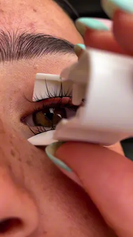 In love with my magnetic eyelashes. Now I'm the first to be ready thanks to them. It doesn't have any glue so I will keep my natural lashes safe and sound🥰👁️ #magneticlashes #beautyhacks #EasyLashes #girlhacks #reusable #nature #NaturalGlam 
