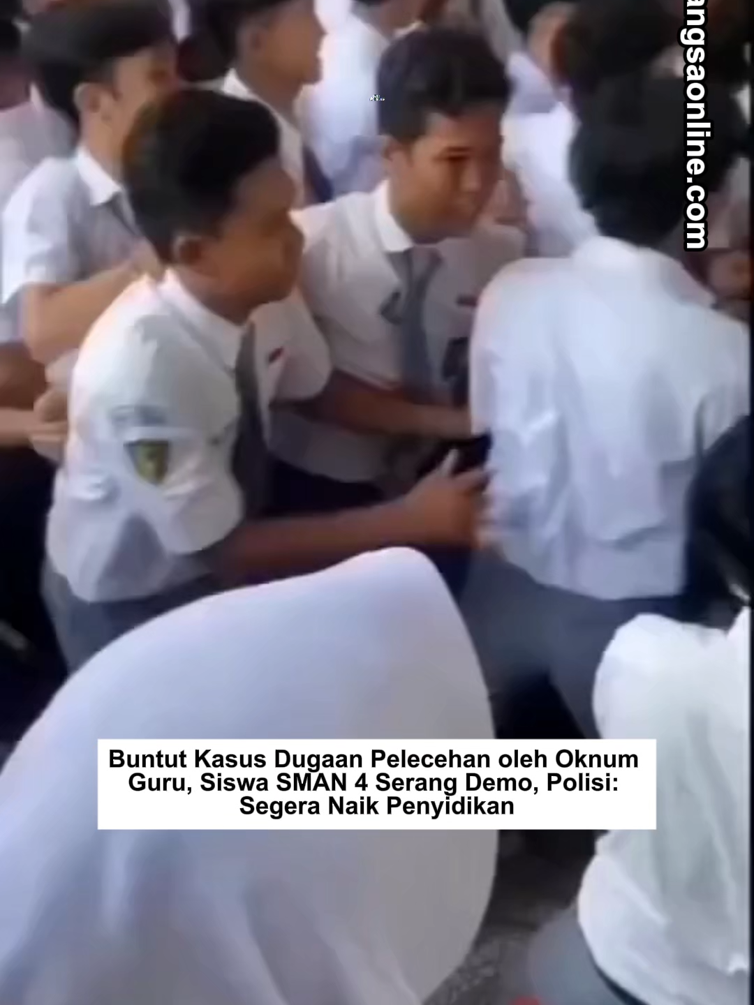 Ratusan siswa SMAN 4 Kota Serang menggelar aksi unjuk rasa di lingkungan sekolah mereka sebagai bentuk protes dan tuntutan keadilan atas kasus dugaan pelecehan seksual yang dilakukan oleh salah seorang oknum guru. Aksi ini digelar menyusul perkembangan terbaru dari pihak kepolisian yang menyatakan akan segera menaikkan status kasus tersebut ke tingkat penyidikan. Kanit Perlindungan Perempuan dan Anak (PPA) Polresta Serang Kota, Ipda Febby Mufti Ali, pada Senin (21/7/2025), mengonfirmasi rencana tersebut. Menurutnya, keputusan ini diambil setelah ditemukan adanya indikasi kuat tindak pidana pelecehan seksual dalam proses penyelidikan awal. “Rencana kami mau gelar perkara, naik penyidikan,” kata Ipda Febby. Ia menambahkan bahwa hingga saat ini, pihaknya telah memeriksa sebanyak sepuluh orang saksi, termasuk oknum guru yang dilaporkan. Kasus ini pertama kali mencuat setelah korban berinisial S (19) membuat laporan resmi ke polisi pada Jumat malam (11/7/2025). Saat melapor, korban didampingi oleh orang tuanya serta pihak dari Pusat Pelayanan Terpadu Pemberdayaan Perempuan dan Anak (P2TP2A) Kota Serang. Dengan naiknya status kasus ke tingkat penyidikan, artinya pihak kepolisian telah menemukan unsur pidana dan akan segera melakukan gelar perkara untuk menentukan tersangka. Aksi unjuk rasa yang dilakukan para siswa menjadi simbol solidaritas dan desakan agar kasus ini diusut tuntas demi menciptakan lingkungan sekolah yang aman. #bangsaonline #harianbangsa #tiktokberita