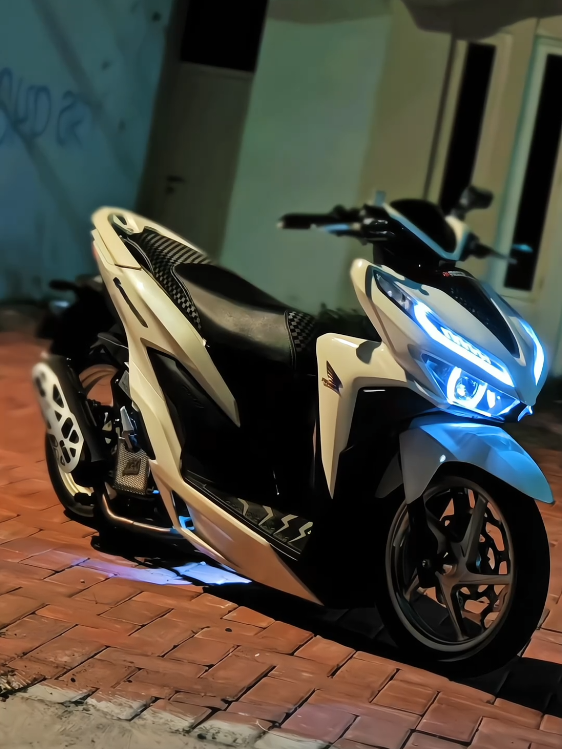 Ganteng gini Vario putih klo malam 🥶🤩🫵🏻  . . . #fyp #vario #varkan #vario150 #variogen1 #putihgank⚡ #variomodifikasi 