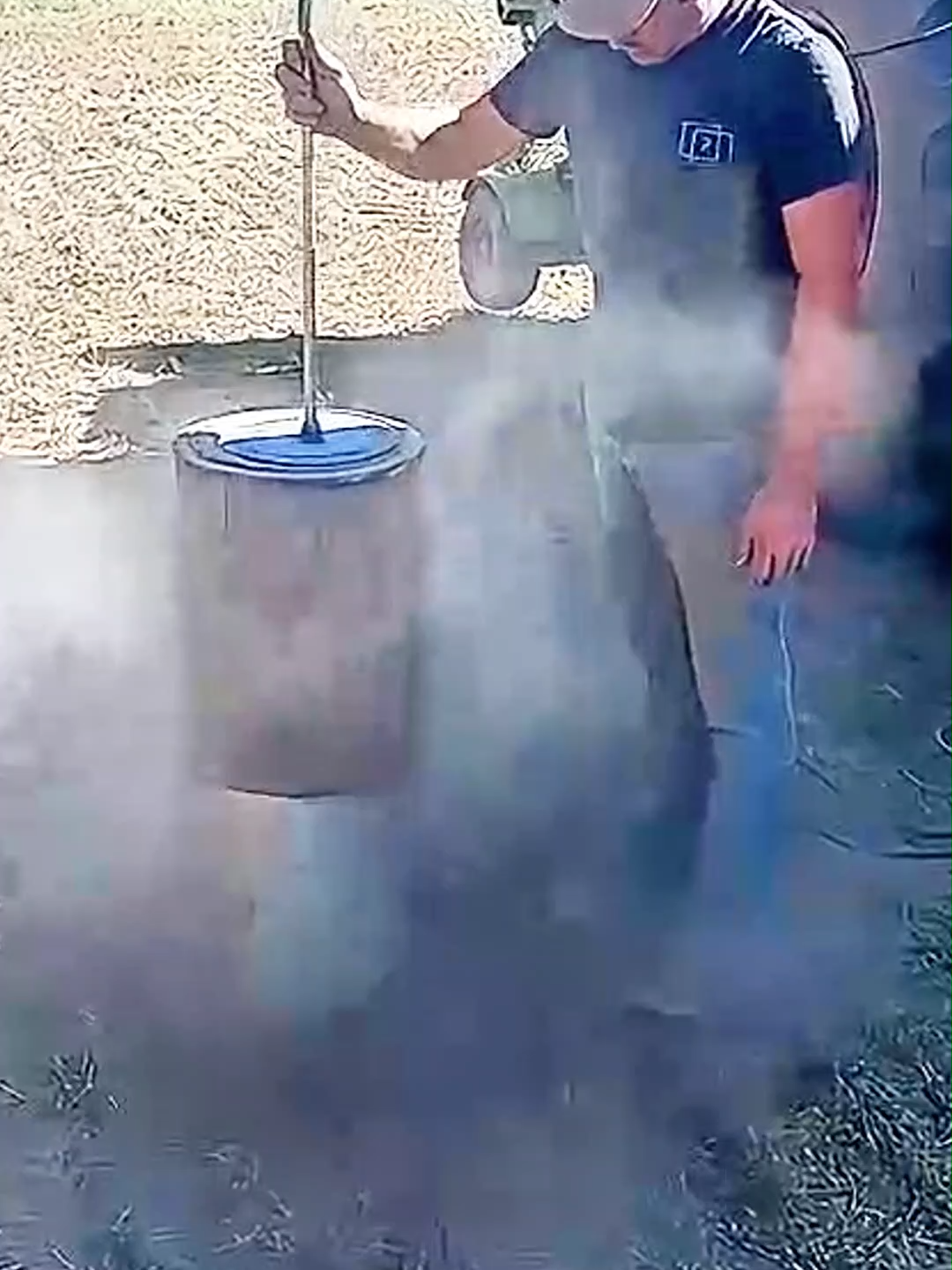 ¿Querés ver cómo trabaja un soplador SHEK? Mirá este video que nos mandó un cliente. 💨 Rápido, seguro y sin vueltas. #SopladorDeFiltro #ClientesEnAcción #ShekArgentina#mantenimientopreventivo #mantenimientoautomotriz #industrial #campoargentino🌱🌾🌻🐮🐂 #campoargentino #maquinaspesadas #maquinariapesada #camionesargentinos #maquinariasvial #campogrande #MantenimientoFácil #camiones