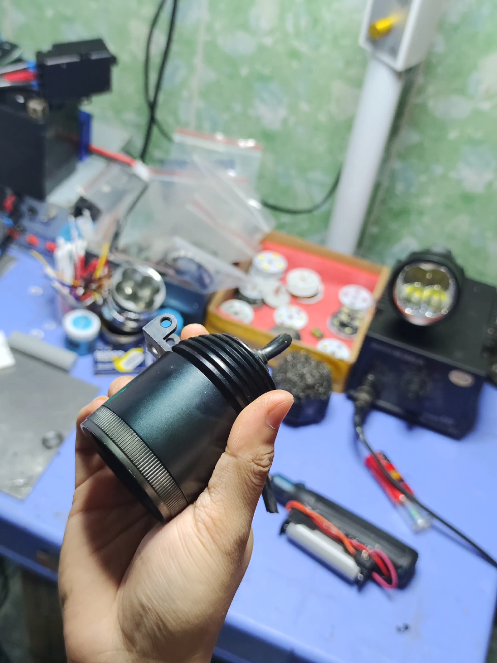 Sửa L4 đời tống đến từ Biên Hòa, đứt dây, bị nước vào driver, đi keo tạo ron lại, nhận sửa L4x, trợ sáng 4 bóng, không sửa bi cầu, không sửa Tun tròn. Đẳng cấp nó nằm ở chổ tự mày mò tự nghiên cứu, không học qua ai và không lùa gà. #suadentrosang #thaychipled #L4 #L4x 