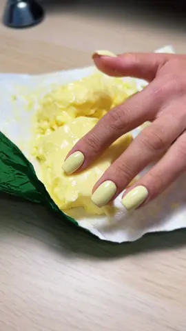 Nie cytryna. Nie beż. To masło. 🧈  Kolor, który wygląda drogo i delikatnie jednocześnie. Maślany lakier kupisz w @Tufishop.pl  A perfekcyjny manicure możesz zrobić u mnie w @kamita.nails  #butternails #minimalnystyl #kamitanails