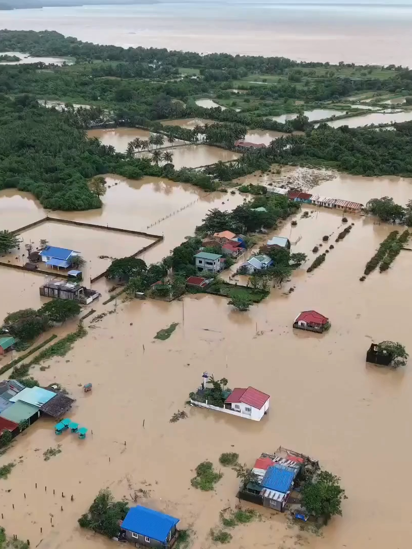 Lumubog sa baha ang Brgy. Payompon at Brgy. Balansay sa Mamburao, Occidental Mindoro dahil sa tuloy-tuloy na pag-ulan nitong mga nakaraang araw. Sa kuhang aerial footage ni YouScooper Michael Angelo Alastre, kita ang malawak na epekto ng baha sa ilang barangay sa Mamburao, Occidental Mindoro. Ayon kay YouScooper Michael, sa kabila ng mataas na lebel ng baha ay nakakadaan pa rin ang mga light vehicle. #YouScoop COURTESY: YouScooper Michael Angelo Alastre