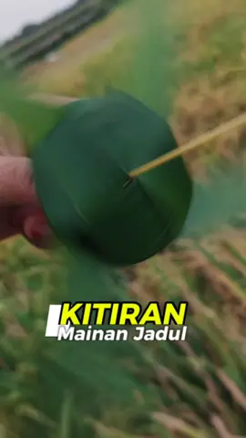 Mainan jadul yang muter terus kalau kena angin. Pernah bikin kitiran dari daun kelapa waktu masa kecil? #mainanjadul  #jamandulu  #nostalgiamasakecil  #era80_90an  #vibesjamandulu  #masakecil  #fyp 