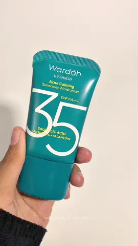 Sunscreen andalan acne prone skin 💗  #WardahSunscreenOfTheYear #WardahSunscreenBaru2025 #SunscreenRinganTransparant #SunscreenViral #WardahSOTYReview #BestAcneSunscreen 