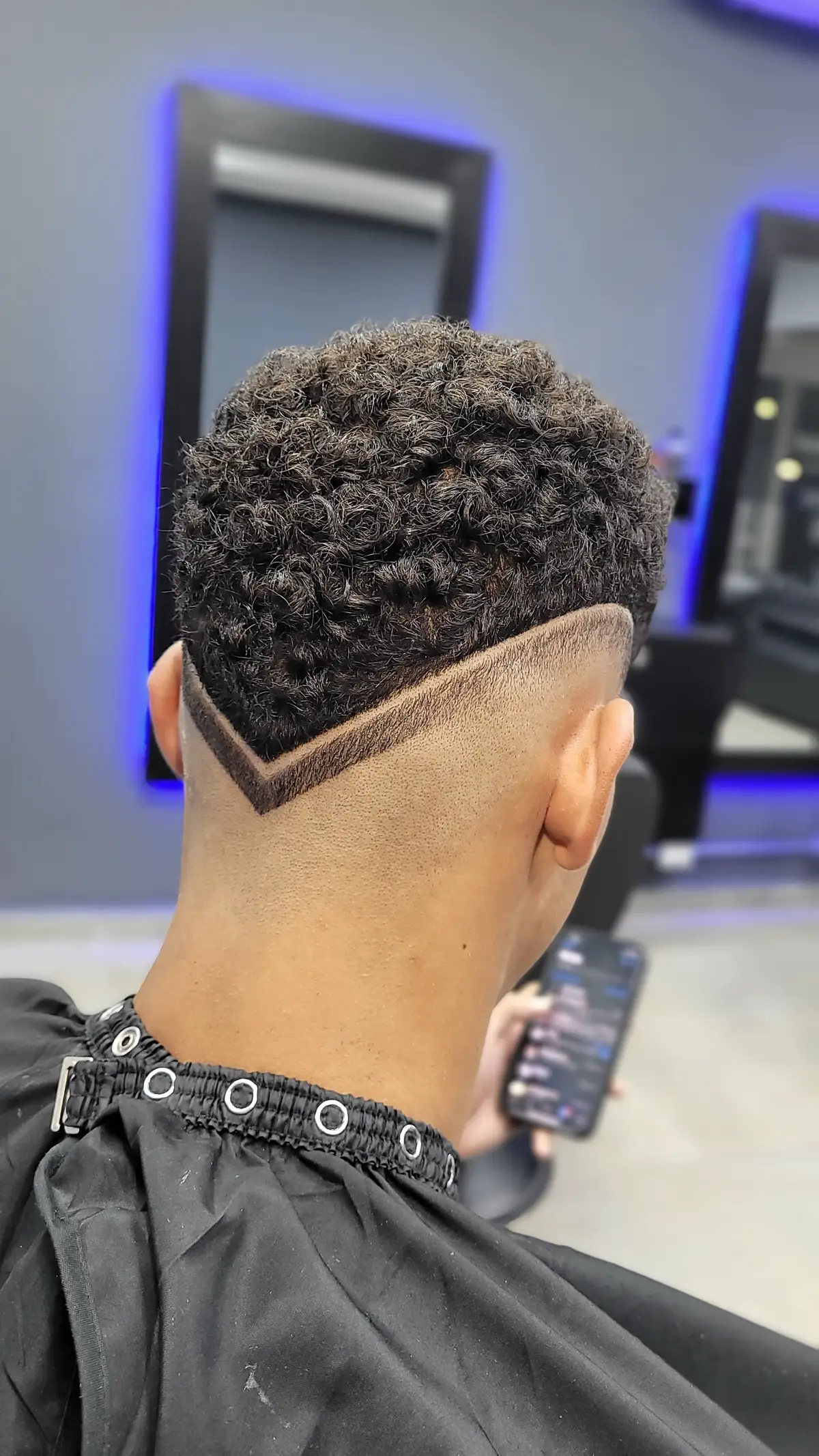 “Estilo, precisión y flow en cada corte 💈🔥 Aquí no solo se corta, se crea arte. ¿Cuál es tu favorito? 👇”