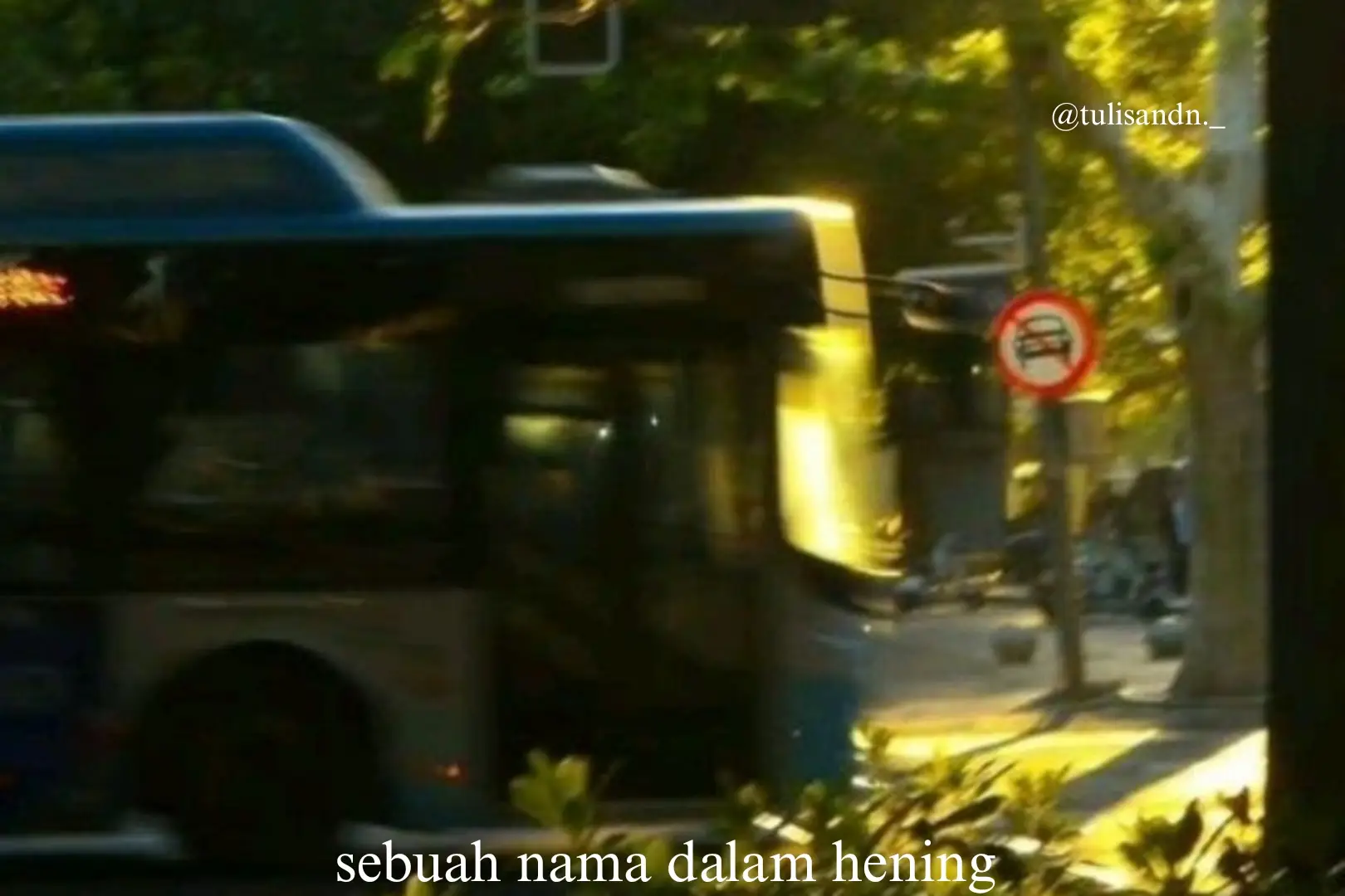 dalam hening, ada satu nama yang tak pernah lelah berputar di kepalaku, meski bibir ini tak sanggup mengucapkannya. nama itu bukan sekadar rangkaian huruf, tapi doa yang kuselipkan di antara sujud dan rindu. aku tak berani menatap lama, karena di matamu, aku takut menemukan rumah yang tak bisa kumiliki. namun, di setiap detik sunyi, aku hanya bisa memanggilmu diam-diam, mengirimkan semesta baik melalui doa yang paling lirih. jika suatu saat dunia ini terlalu bising, ingatlah ada seseorang… yang menyebut namamu dalam hening, bukan untuk dimiliki, tapi agar Tuhan selalu menjagamu dengan cara yang paling indah. #fyp #fypage #masukberandafyp #qoutesoftheday #viral 