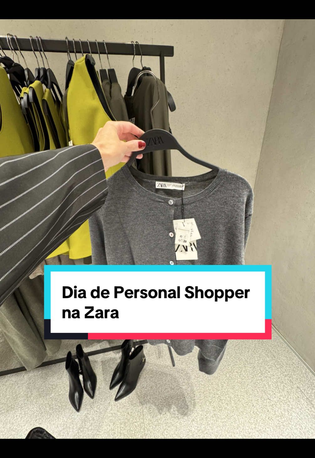Um dia de personal shopper na Zara Porto Alegre ✨ A loja tá de cara nova — e tá linda! Cada escolha foi pensada pra traduzir a identidade da minha cliente: cores, cortes e caimentos que valorizam quem ela é hoje. Não é sobre comprar por comprar. É sobre se enxergar, se expressar, se sentir bem de verdade. 💡 Se você sente que seu guarda-roupa não conversa mais com você, talvez seja hora de viver essa experiência com propósito. 📍Atendimentos presenciais em Porto Alegre 📲 Me chama pra agendar sua consultoria #personalshopper #zara #zarahaul #personalstylist #consultoriadeimagem #zaraoutfit #fashion 