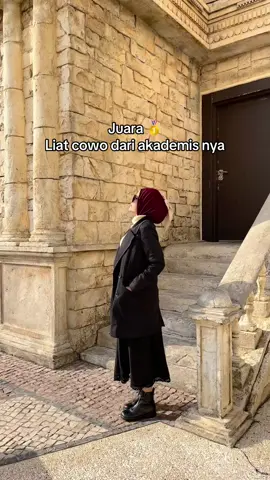 Akademis nomor 1 , ganteng nomor sekian 😭 