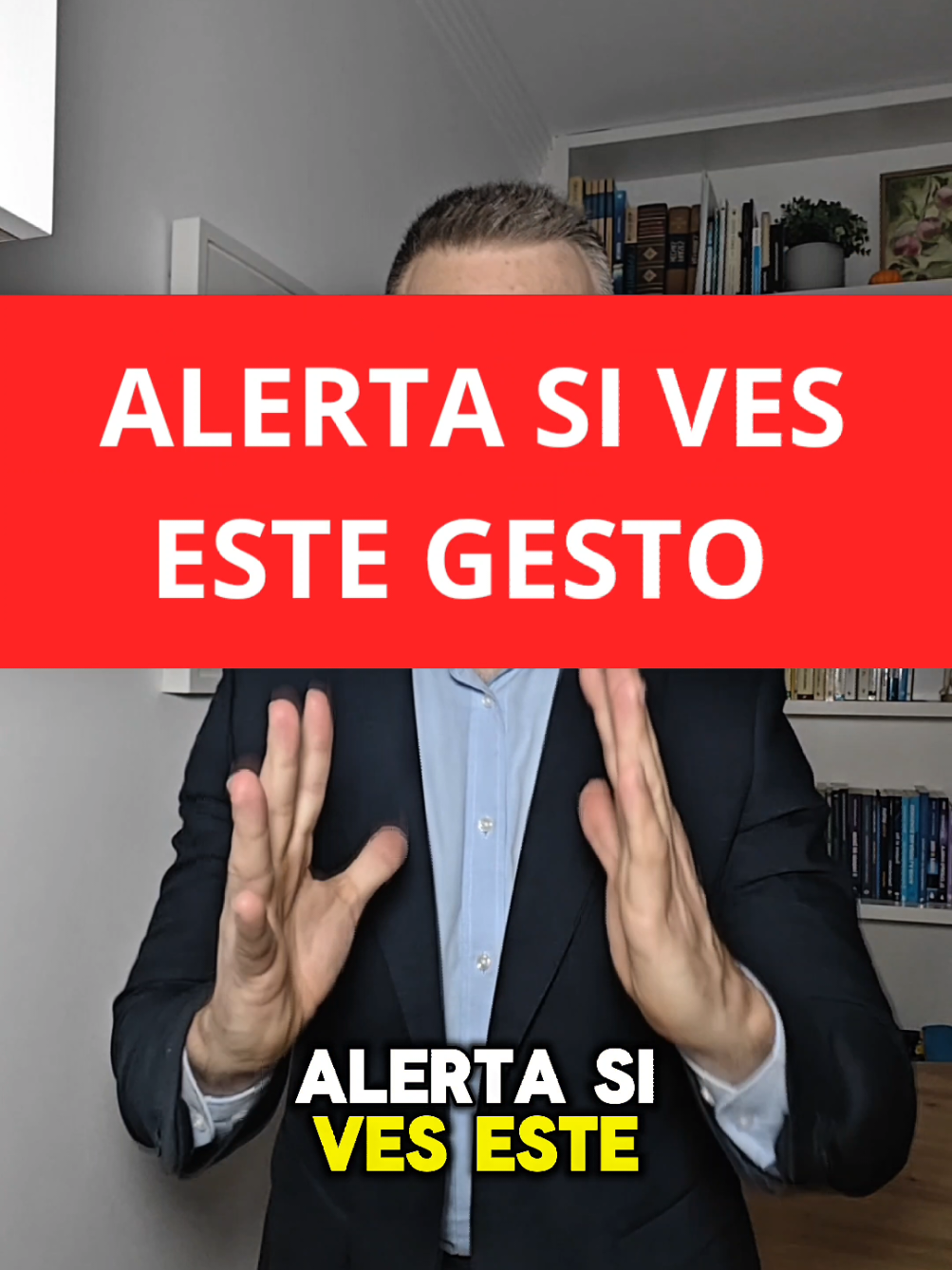 🚨 Alerta gestual: si ves a alguien hacer un triángulo invertido con las manos (dedos en punta, codos hacia afuera) durante una reunión, no lo tomes como algo casual. Esa postura comunica autoridad, control y liderazgo 😤💼. Es una pose de poder utilizada para marcar territorio y dejar claro quién manda en la sala 🧠🔥. Este gesto no es nuevo: lo analizó Allan Pease en su teoría sobre el lenguaje corporal, donde afirma que esta señal transmite seguridad y dominio en contextos sociales o profesionales 📚. ¿Te has cruzado con alguien que lo haga? A veces los gestos dicen más que las palabras… 👀 #lenguajecorporal  #comunicacionnoverbal  #lenguajenoverbal  #gestos  