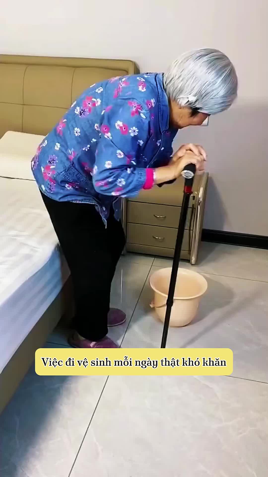 Bồn Cầu Di Động Thông Minh Có Nắp Đậy Không Mùi Nhựa PVC Cao Cấp Sử Dụng Cho Người Già, Người Bệnh, Phụ Nữ Mang Thai Và Trẻ Em 