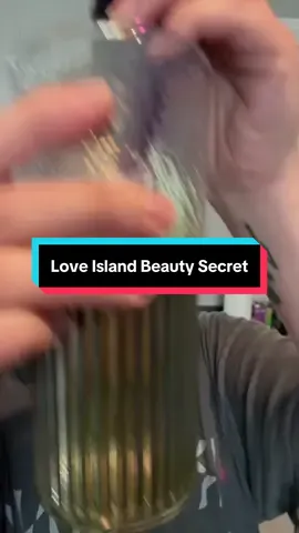 I knew I saw Huda with a glass of greens in the morning instead of eating her breakfast! @kialanutrition #loveislandusa #hudaloveisland #kialagreens #LoveIsland #greens 