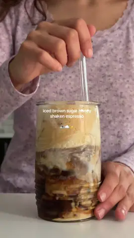 iced brown sugarhoney shaken espresso 🤍 #shakenespresso #icedlatterecipe #icedlatte #coffeeathome #makecoffeewithme 