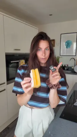 Your kitchen sponge might be secretly sabotaging your clean kitchen… 🧽🦠 Instead of tossing it every week, here’s a 30-second trick that disinfects it without any chemicals!👇 Just dampen it, pop it in the microwave for 30 seconds, and boom — bacteria be gone. 🔥♻️ It’s frugal, zero waste, and honestly kinda satisfying. Try this once a week to keep things clean and fresh without spending a penny. Just don’t forget… it’ll be HOT when it comes out! 🥵🧤 #ZeroWasteCleaning #FrugalHacks #SustainableLiving #KitchenTips #EcoFriendlyCleaning #MicrowaveHack #DisinfectNaturally #HomeHacks #CleanKitchenVibes 