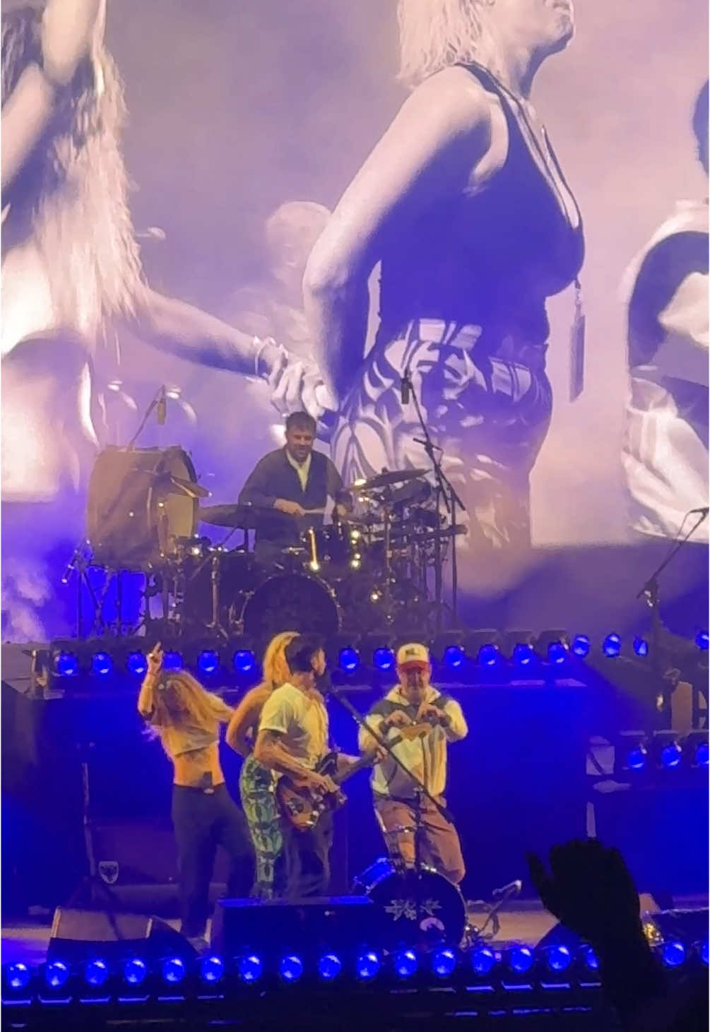 not the ted lasso cast showing up to mumford&sons last night @Mumford & Sons @TedLasso #mumfordandsons #concert #tedlasso #tedlassocast #mumfordandsonsconcert #azuraamphitheater #kc #fyp #jasonsudeikis #hannahwaddingham 
