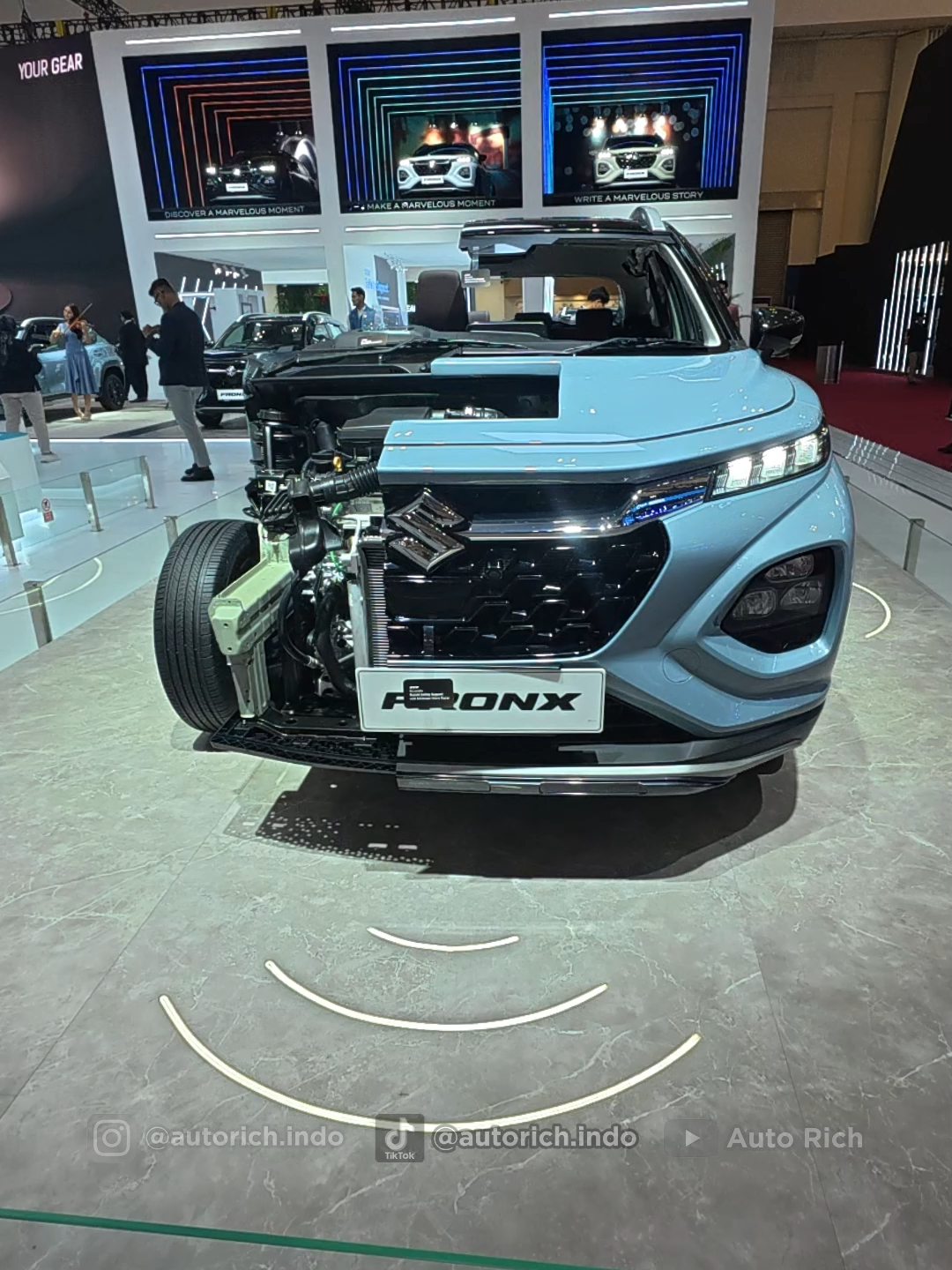 Tampilan Suzuki Fronx Terbelah Jadi 2 di Booth Suzuki GIIAS 2025  #autorich #beritaterkini #giias #suzukifronx