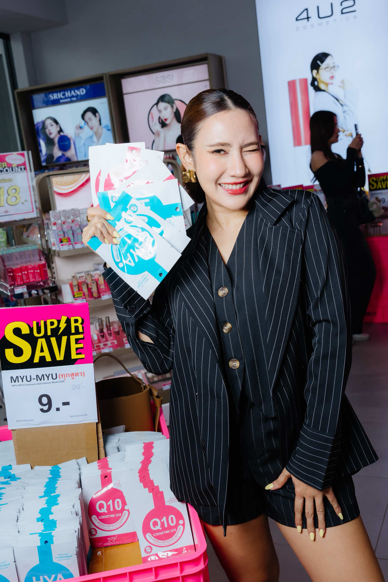 @EVEANDBOY TH สถานที่ละลายทรัพย์ค่ะ ลด 50% บ้างล่ะ ซื้อ 1 แถม 1 บ้างล่ะใครจะทนไหว เงินในกระเป๋าสั่นๆ แจนได้อะไรมาบ้าง มาดูกันค่ะ  @IN2ITcosmetics_th @IN2IT Cosmetics Thailand  @Srichand1948  @TimePhoria Thailand  @odbocosmetic  @L’Oréal Professionnel  @sasidiary  @JUDYDOLL TH @Judydoll_Thailand 