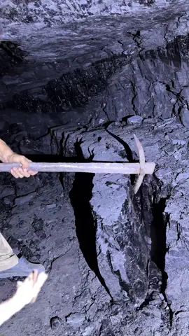 Black diamond in coal mining ⛏️ #coalmining #diamondmining #goldmining #undergrundmining @tiktok creators 