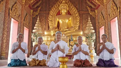 សូមគុណព្រះពុទ្ធ ព្រះធម៍ ព្រះសង្ឃ ជួយការពារកងទ័ពខ្មែរអោយឈ្នះសត្រូដែលកំពុងឈ្លានពានផង🙏🏻🙏🏻🙏🏻#ai #veo3 #យាយai 