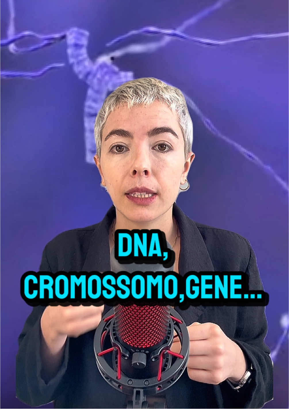 O DNA é a molécula que carrega toda a nossa informação genética, como um manual de instruções. Ele é uma dupla hélice, com sequências de bases complementares.  Para caber no núcleo das células, o DNA se associa a proteínas chamadas histonas, formando a cromatina. A cromatina é um complexo de DNA e proteínas que permite a compactação do material genético e a regulação de seus genes.  Quando a célula vai se dividir, a cromatina se condensa ainda mais, formando estruturas bem organizadas os cromossomos. Cada cromossomo é uma molécula de DNA altamente compactada.  Dentro do DNA, existem segmentos específicos chamados genes. Cada gene é uma “receita” que contém as instruções para produzir uma proteína ou uma molécula funcional, determinando características específicas.  Finalmente, o genoma é o conjunto completo de todo o DNA de um organismo, incluindo todos os seus genes e sequências não codificantes. Se você curte Biologia, deixe nos comentários e vem comigo pra mais! 😉✅ #bio #biologia #biológicas #fisiologia #fisiologiahumana        