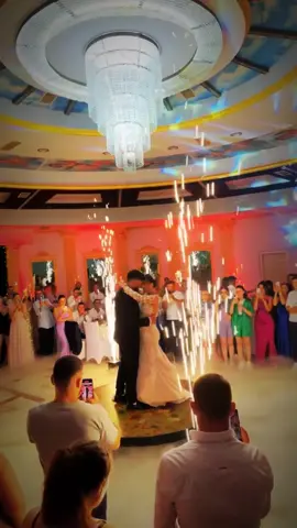 ✨ “Kur zbukurohet zemra, ndriçon edhe salla!” ✨ 🎈Atmosferë që frymëzon kujtime të paharrueshme! #Dafinat #EventeMagjike #Dasma #FestaFamiljare #SallaEventesh #DekorElegant #MomenteQëMbahenMend #AgroturizemDafinat #Fier #FesteNeDafinat