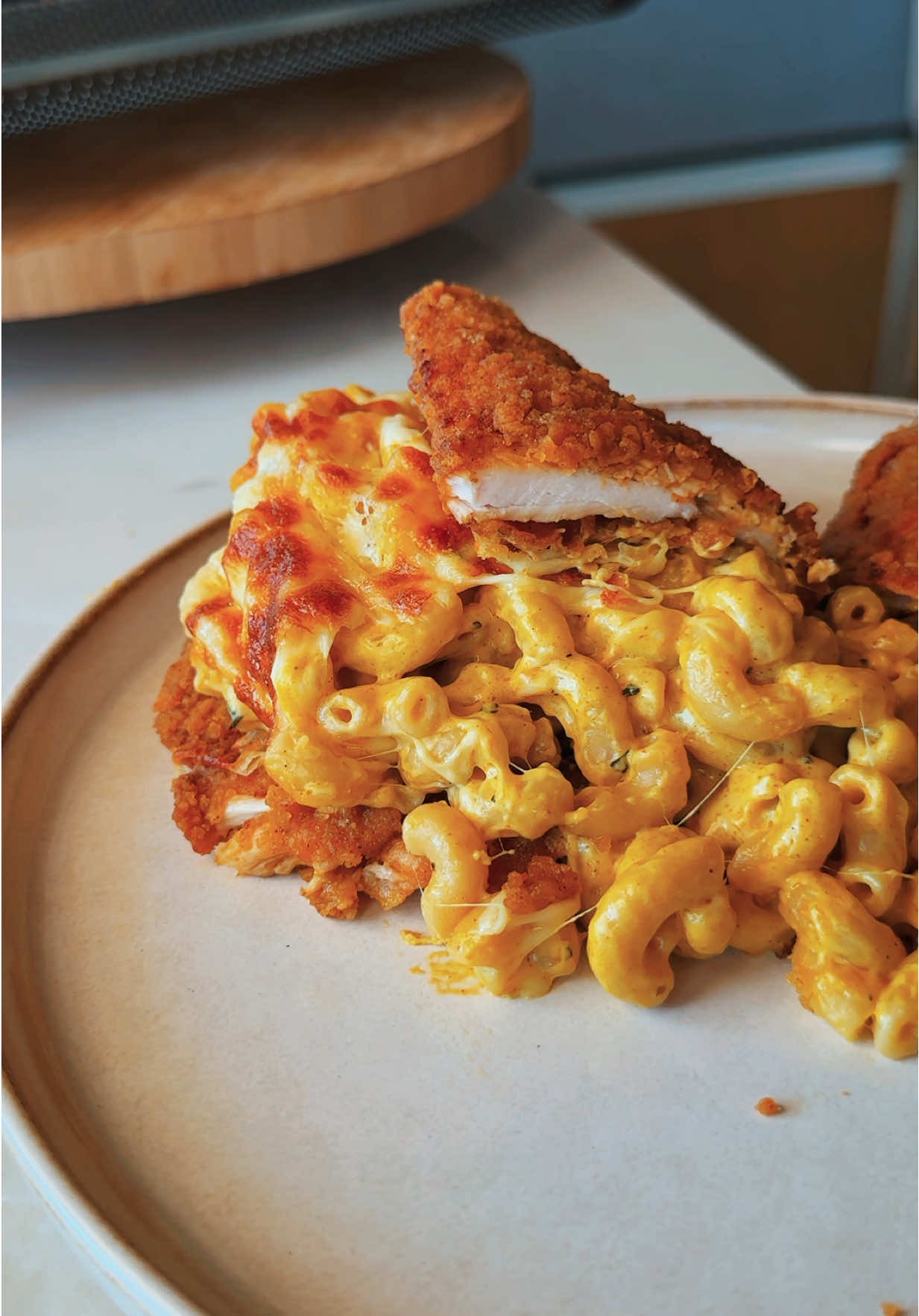 Fried chicken & cheese macaroni 🫰🏻 Ingredients:  Chicken soaking liquid:  1 cup milk  1 tsp of each ( paprika, magi powder, black pepper, garlic powder, salt)  1 tsp soya sauce *Soak chicken in liquid for at least 2 hours  Breading mixture:  1 cup flour  1/2 cup breadcrumbs  1 tsp of each ( paprika , magi powder, curry powder)  1 tbsp salt  Macaroni ingredients:  400 g macaroni  2 tbsp butter +1 tbsp oil  1 tbsp  smashed garlic  1 tsp of each ( paprika, magi powder, oregano, curry powder )  1 cup cooking cream + 1 cup pasta water  salt & pepper  200 g mozzarella cheese ( or any type of cheese you like)  خليط نقع الدجاج:  ١ كوب حليب ١ ملعقة لكل من: ( بابريكا- ماجي بودرة- فلفل أسود- ثوم بودرة- ملح) ١ ملعقة كبيرة صويا صوص *ينقع الدجاج بالخليط أقل شيء ساعتين خليط الدقيق: ١ كوب دقيق ١/٢ كوب بقسماط  ١ ملعقة صغيرة لكل من ( بابريكا- ماجي بودرة- كاري) ١ ملعقة كبيرة ملح للمعكرونة: ٤٠٠غرام معكرونة ٢ ملعقة كبيرة زبدة ١ ملعقة كبيرة زيت ١ ملعقة كبيرة ثوم  ١ ملعقة صغيرة لكل من(بابريكا- ماجي بودرة-أوريغانو-كاري) ١ كوب كريمة طبخ ١ كوب ماء سلق المعكرونة ملح و فلفل حسب الرغبة ٢٠٠ غرام  جبنة موزاريلا ( او اي نوع جبن بتفضلوه )  .#tiktokcookbook #abirzkitchen 