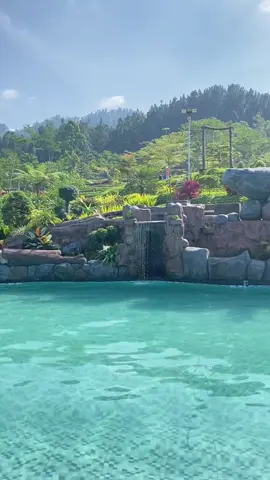 kolam renang alam di perbukitan Baturaden dengan view gunung slamet⛰️✨ #tamanwatublencong #watublencongpurwokerto #baturaden #baturadenpurwokerto #purwokerto #wisatabaturaden #wisatapurwokerto 