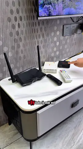 Bộ định tuyến và hộp bắt sóng tín hiệu truyền hình tại nhà có thể được cất giữ trên tường bằng hộp nhỏ này, giúp mặt bàn sạch sẽ và gọn gàng hơn nhiều, đồng thời cũng rất tiện lợi khi vệ sinh!! #thietthuc #bodinhtuyenwifi #tienich #creatorsearchinsight #jizonguyen 