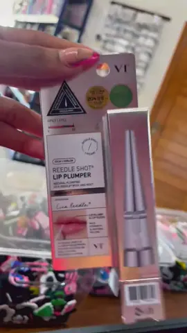 need a little oomph? 💋 This Korean lip plumper gives instant volume and a juicy shine — no needles, just tingles 😏 Perfect for your pout in this Suriname heat 🔥 📍Kwattaweg 317  hk kuldipsinghst. 7425910  📍Gompertsstraat 92,boven 7672701  Open van ma-za 9.00-18.00 #surinametiktokers #suriname🇸🇷 #suriname #surinametiktok #surinametiktokers🇸🇷🇸🇷🇸🇷 #surinamese #surinametiktokers🇸🇷 #paramaribosuriname🇸🇷 #paramaribo #tiktoksuriname #su #suriname🇸🇷🇸🇷#fyp #foryoupage #vjp #voorjoupagina #voorjou #tiktokmademebuyit #surinametiktokers #suriname🇸🇷 #suriname #surinametiktok #surinametiktokers🇸🇷🇸🇷🇸🇷 #surinamese #surinametiktokers🇸🇷 #paramaribosuriname🇸🇷 #paramaribo #tiktoksuriname #su #suriname🇸🇷🇸🇷#fyp #foryoupage #vjp #voorjoupagina #voorjou #LipPlumper #KbeautySuriname #JuicyLips #DreamShelves #GlossGoals #KoreanBeauty #FullerLips #LipGlossAddict #SurinameBeauty #TinglingGloss #VolumizingLips #CapCut 