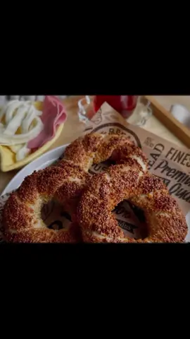 🥯 Simit Resepti 🥯 📌 Tərkibi: 500 q un 🌾 250 ml ilıq su 💧 1 x.q şəkər tozu 🍬 1 ç.q duz 🧂 1 x.q quru maya 🌿 50 ml zeytun yağı 🫒 4 x.q üzüm bəkməzi 🍇 (və ya bal 🍯) 200 q susam 🌰 👩🏻‍🍳 Hazırlanması: 1️⃣ Ilıq su, şəkər və mayanı qarışdırıb 10 dəq mayalandırın ⏳ 2️⃣ Un, duz və yağı əlavə edib yumşaq xəmir yoğurun 🤲🏻 3️⃣ Xəmirdən uzun şnur düzəldib dolayın və halqa verin 🔄 4️⃣ Halqaları bəkməzli suya batırın, sonra susama bulayın 🌰 5️⃣ Sobaya qoymadan əvvəl 15 dəq dinləndirin ⏳ 6️⃣ Əvvəlcədən qızdırılmış 200°C sobada 15-20 dəqiqə bişirin 🔥 Simitləriniz hazırdır! 🥯☕️ Nuş olsun 🌼