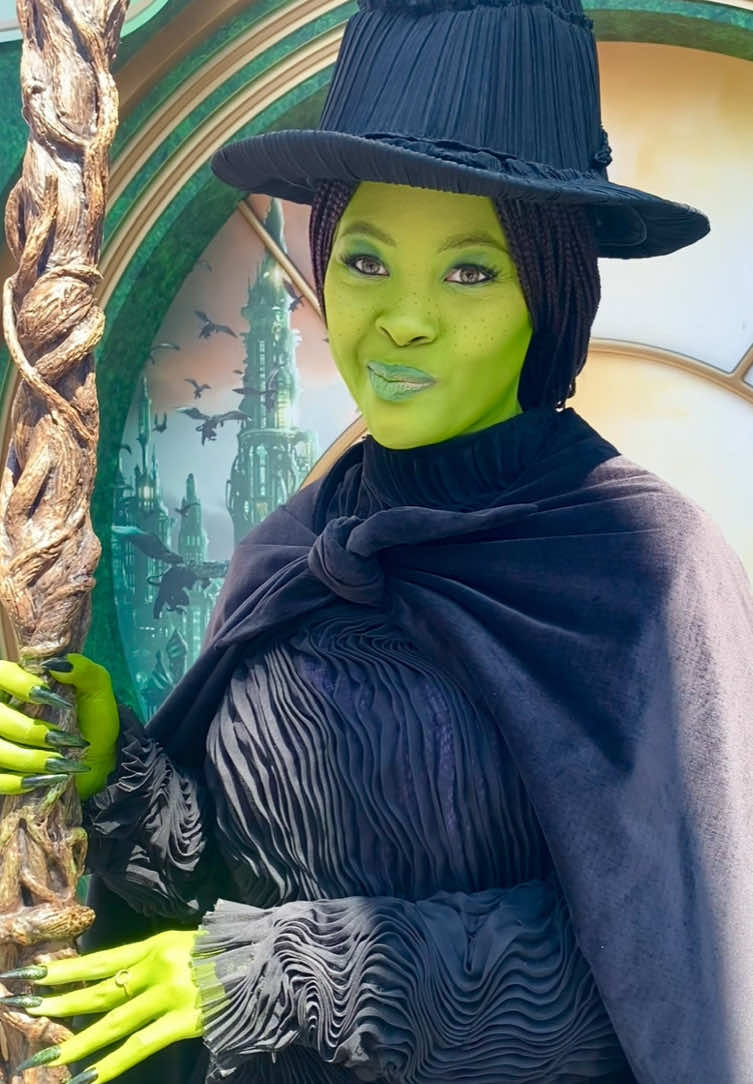 Loved meeting Elphaba at Universal Studios Hollywood and asking her if she's successfully learned how to toss toss from Galinda @Universal Studios Hollywood  #Elphaba #elphabathropp #universalstudios #universalstudioshollywood   
