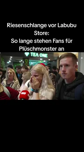 Im Einkaufszentrum Alexa in #Berlin​ hat ein #Labubu​-Store eröffnet. Fans standen bereits am Vorabend an, um eins der begehrten Grinse-Plüschmonster zu ergattern. Der Hype um die Anhänger des chinesischen Herstellers Pop Mart wurde vor allem auf TikTok entfacht. #alexa #Alexanderplatz #labubu #store #breakingnews #deutschland #Berlin #INFO #NACHRICHTEN #NEWS #fyp 