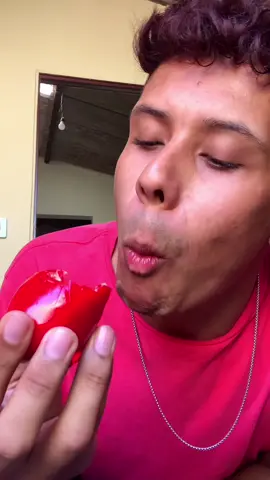 Provando morango do amor pela primeira vez! #morangodoamor 
