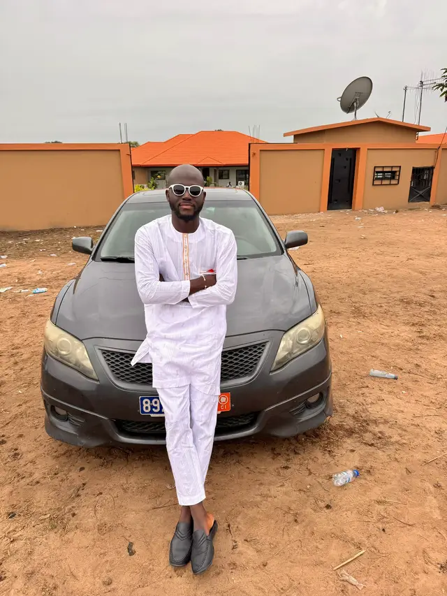 La vie est très étrange. On vient sans rien, puis on se bat pour avoir tout, puis on repart sans rien en laissant tout.😔 Ô Allah, la bonne fin 🤍🙏🏿