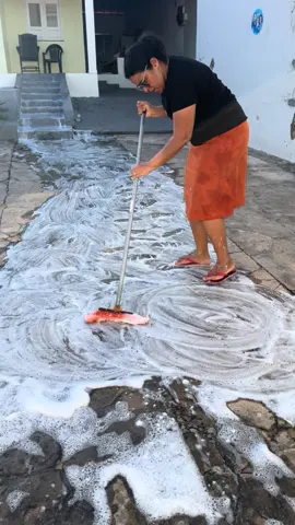 Vem comigo lavar o meu terreiro  #fyp #CleanTok #limpeza #asmr 