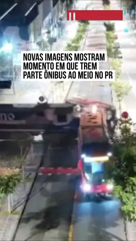 Novas imagens registraram o momento em que um #trem partiu ao meio um #ônibus biarticulado em #Curitiba, capital do Paraná. O acidente aconteceu na noite de 22 de julho, por volta das 23h30, quando o veículo atravessava a Avenida Paraná. Segundo informações preliminares, ao menos onze pessoas ficaram feridas. Elas tiveram ferimentos leves a moderados e foram levadas para um hospital da região. Durante o acidente, o ônibus teria sido atingido na parte articulada. Não havia ninguém em pé naquela que é a parte central do veículo. (via: @nsctotal) #TikTokNotícias