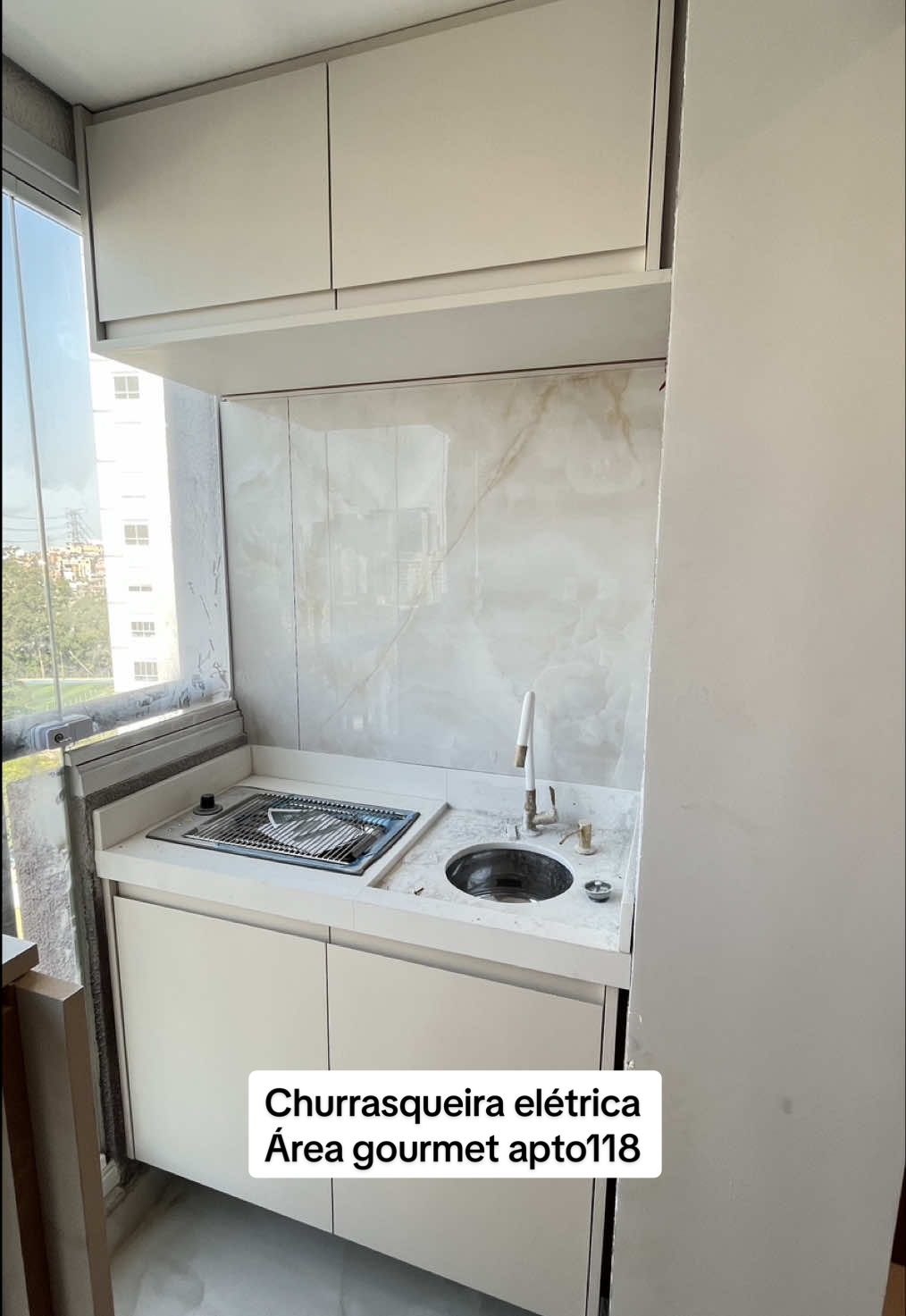 Churrasqueira elétrica que instalamos na varanda para atender a expectativa do cliente em ter um espaço de churrasco em seu apartamento. #churrasqueira #varanda #churrasqueiraeletrica #varandagourmet #apto #aptopequeno #vilaandrade #aptonovo #arquitetura #arquiteta 